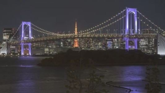 Un baño púrpura nocturno en 125 lugares emblemáticos insta a la inclusión e igualdad de trato