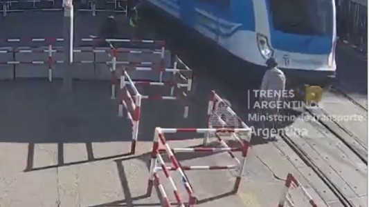 El dramático momento en que un tren atropella a un hombre que caminaba al borde de la vía