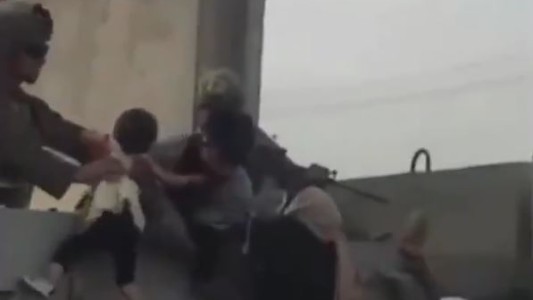 El dramático momento en que una mujer entrega a su hijo para salvarlo de los talibanes