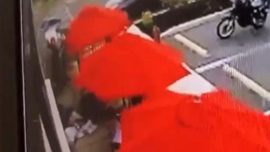 Un conductor perdió el control, salió volando y estrelló su auto contra un restaurante