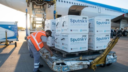 Parte un nuevo vuelo a Rusia en busca de más dosis de la vacuna Sputnik V