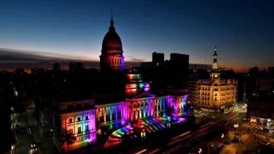 El Congreso se iluminó con los colores de la bandera LGTBIQ+ para conmemorar el Día del Activismo por la Diversidad Sexual