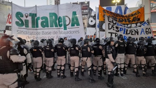 Otra vez corte parcial y tensión en el Puente Pueyrredón por una protesta
