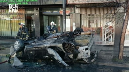 Choque, vuelco e incendio en Villa Devoto: el auto era robado