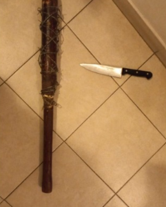 Brutal ataque a una mujer: detienen al novio con un bate de béisbol envuelto en alambre de púas