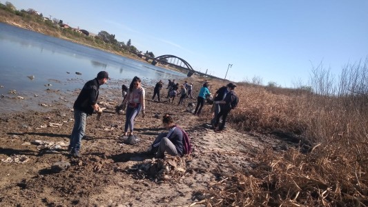 "Había bolsas hasta de Santiago del Estero": vecinos de Santo Tomé limpiaron el río Salado