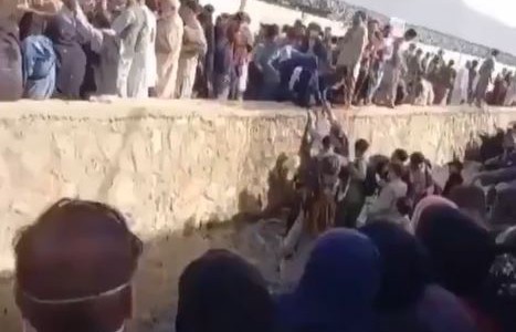 Afganos desesperados trepan por una zanja para llegar al aeropuerto de Kabul