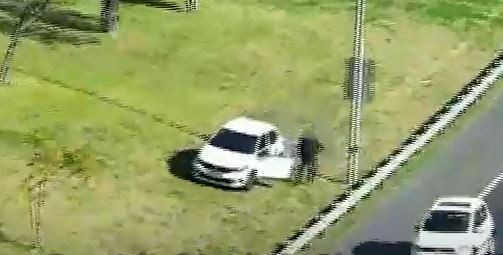 Persecución de película: Se lanzó del vehículo robado en movimiento y cruzó la General Paz corriendo