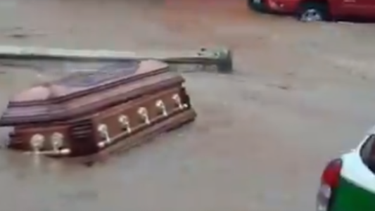 Postal terrorífica de las inundaciones en México: aparecieron ataúdes flotando