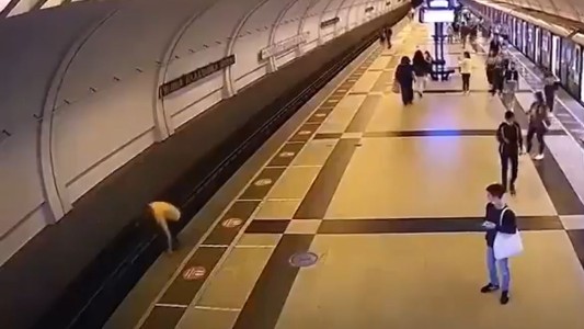 Joven salva a un hombre que pierde el conocimiento y cae a las vías del subte