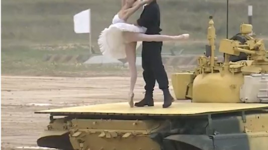 Polémica por baile clásico sobre un tanque militar durante una muestra