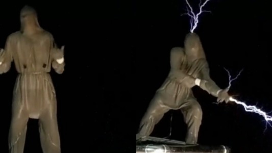 Furor por un tiktoker que logró disparar rayos con las puntas de sus dedos