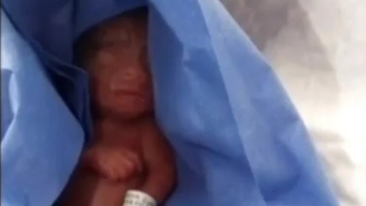 "Vi que mi bebé se estaba moviendo": creyeron que nació muerto, lo mandaron a la morgue y falleció días después