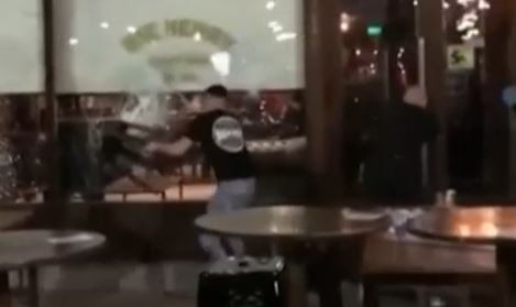 Video: clientes destrozaron a sillazos un bar de La Plata