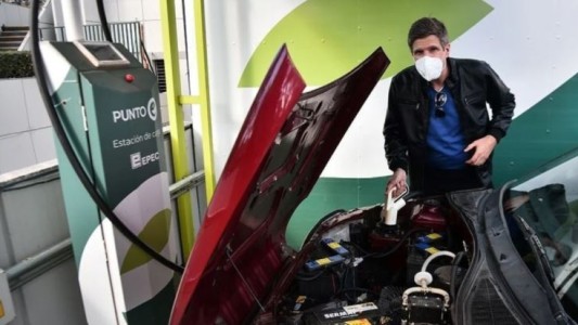 Mecánicos cordobeses innovadores: Convirtieron un Clío 98 en auto eléctrico