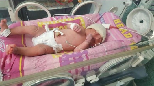 Rescataron a una beba recién nacida de una bolsa de basura