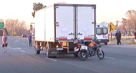 Una mujer intentó cruzar una autopista y generó un choque en cadena