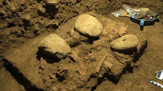 Arqueólogos hallaron restos de un esqueleto que tiene un "linaje humano distinto"