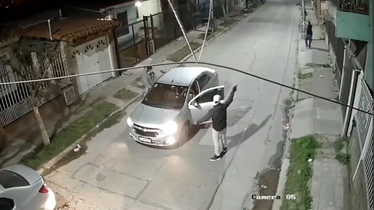 El momento en que delincuentes disparan a las víctimas durante un robo en Claypole