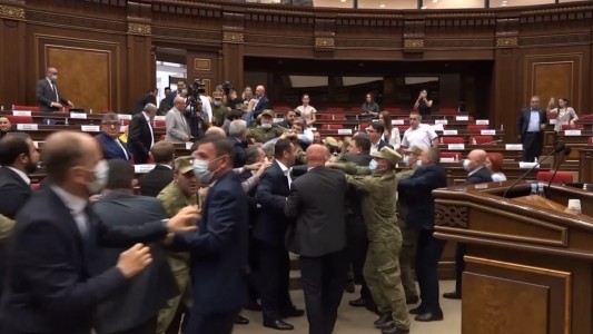 Piñas y patadas entre legisladores durante una sesión del parlamento armenio