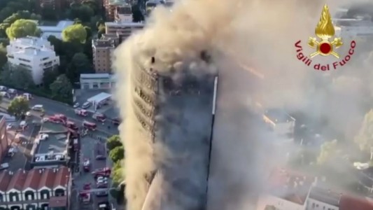 Un incendio devoró un edificio de 20 pisos en Milán