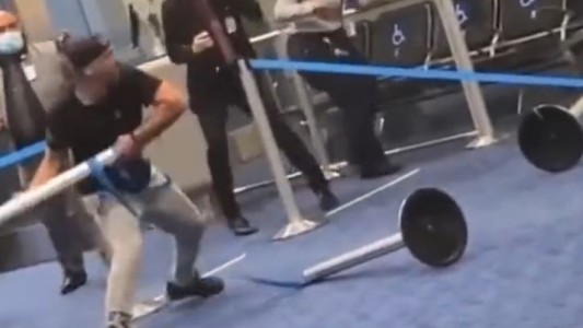 Furiosa reacción de un hombre que no quiere usar tapabocas en un aeropuerto