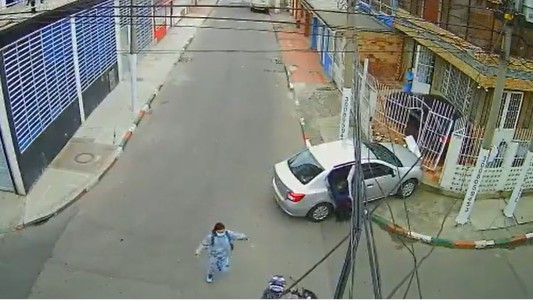 Dos mujeres asesinan a un hombre dentro de un auto, chocan y huyen