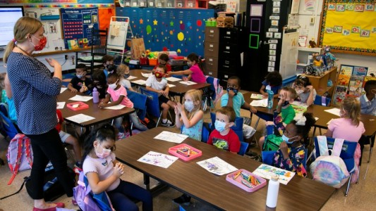 Una maestra no se había vacunado, dio clases sin barbijo y contagió a 12 alumnos