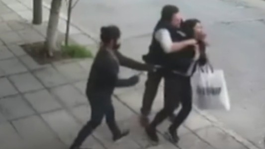 Esperaba el colectivo, le pusieron un cuchillo en el cuello, la golpearon y la asaltaron