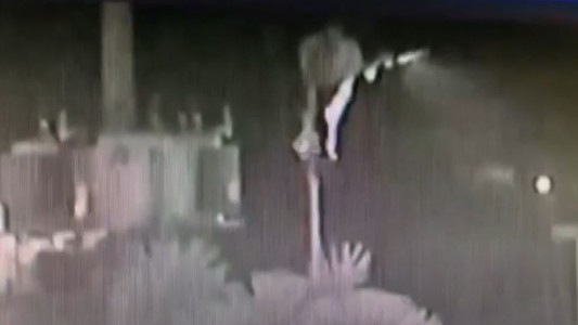 La Plata a oscuras: ladrones trepan los postes de luz y se roban la luminaria LED