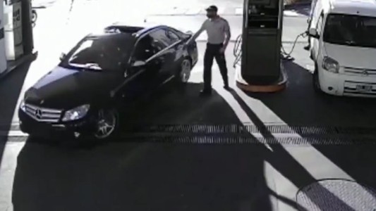 Llena el taque de un auto de lujo y huye sin pagar