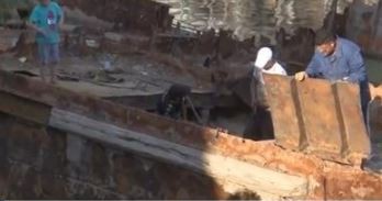 Desmantelan un barco hundido como changa para sobrevivir