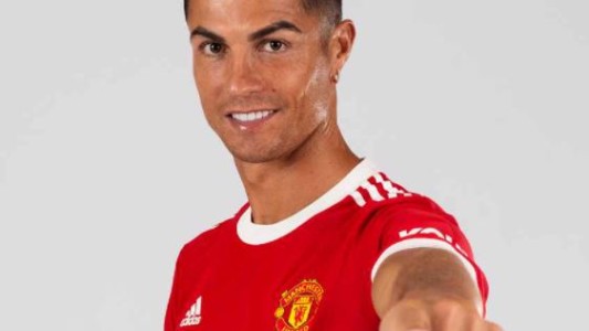 Cristiano Ronaldo se vistió de rojo: las primeras fotos del portugués con la camiseta del Manchester United