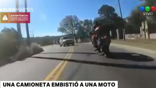 Video: una camioneta embistió a una moto en Córdoba