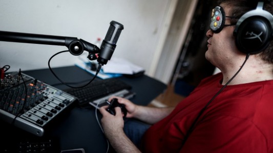 Campeón de Street Fighter ciego se enfrenta a sus seguidores en Twitch