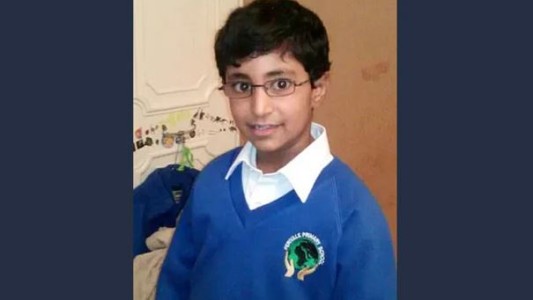 Murió en la escuela después de que un compañero le arrojara queso en la cara