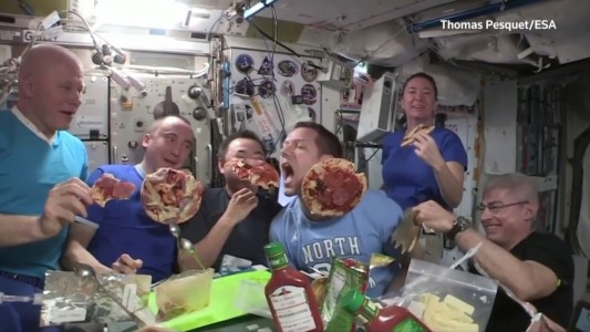 Así fue la fiesta de la pizza flotante en la Estación Espacial Internacional