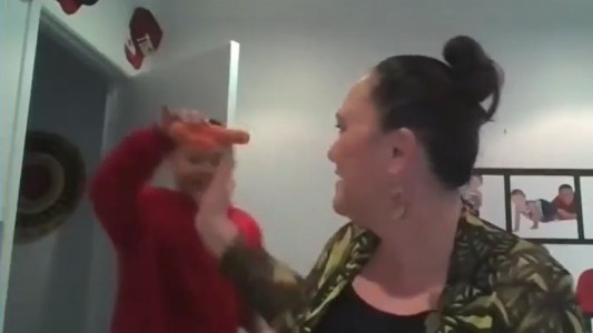 El hijo de una ministra interrumpe un zoom para mostrar una zanahoria deformada