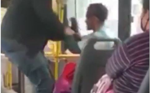 Subió sin barbijo a un colectivo y lo bajaron a los golpes