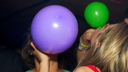 Preocupación por el consumo entre jóvenes de la droga conocida como "gas de la risa" en el Reino Unido