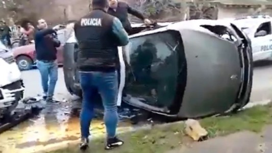 Dos delincuentes escapaban de la policía, chocaron y fueron detenidos en Merlo