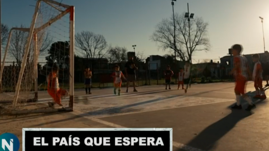 "El país que espera": botines y corazón