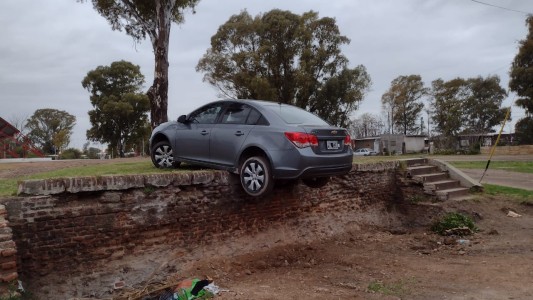 Insólito: por una mala maniobra, su vehículo quedó "colgado" en un anfiteatro