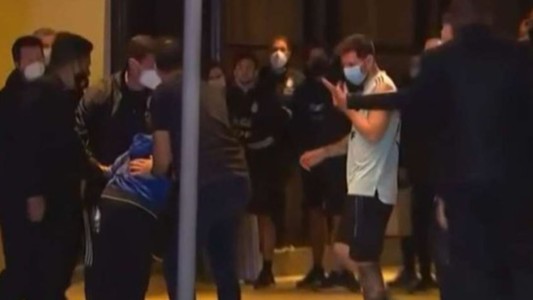 El gran gesto de Lionel Messi: un nene saltó la valla del hotel, los de seguridad lo frenaron, pero el capitán de la Selección fue a buscarlo