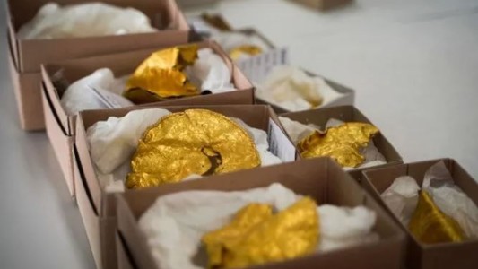 Un arqueólogo aficionado encontró un tesoro previkingo de objetos de oro en Dinamarca