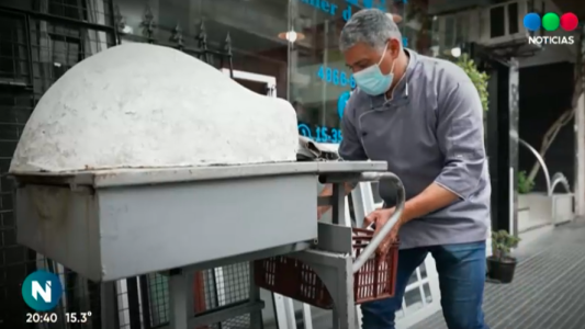 Te presento: el hombre que sobrevive con su horno de barro portátil