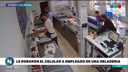 Acompañado por un niño, robó un celular en una heladería
