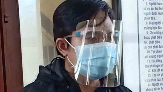 Condenaron a 5 años de cárcel a un hombre por violar la cuarentena y contagiar covid a varias personas en Vietnam