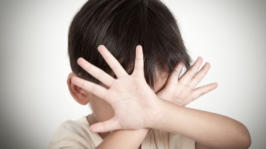 Impulsan una ley para la "crianza con ternura y buen trato": el 64% de las familias ejercen microviolencias sobre sus hijos