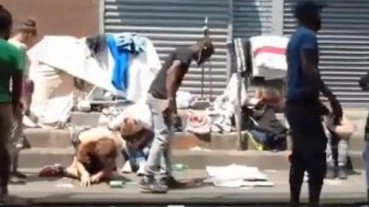 El desgarrador video que muestra los efectos de las drogas en adictos de EE.UU.: "Parecen zombies"